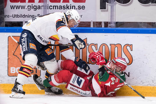 Djurgårdens Rene Bourque tacklar Moras Tomas Skogs  i