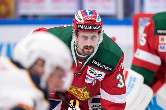 Moras Daniel Grillfors  i ishockeymatchen i SHL mellan Mora