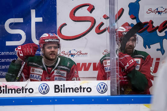 Moras Jacob Nilsson och Jacob Lagacé i utvisningsbåset i