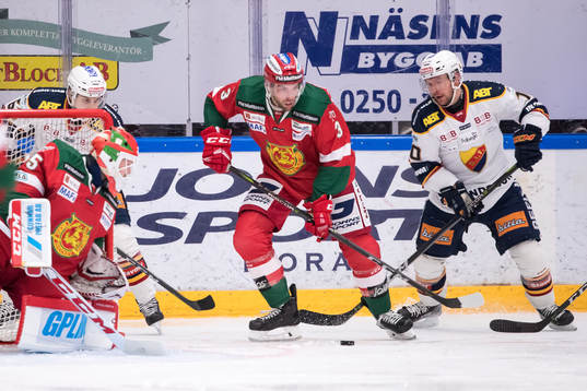 Moras Brandon Gormley och Djurgårdens Niclas Bergfors i