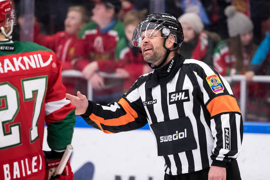 Domare Patrik Sjöberg i ishockeymatchen i SHL mellan Mora