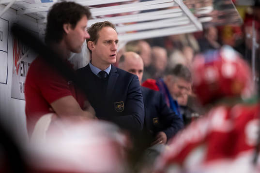 Djurgårdens tränare Robert Ohlsson  i ishockeymatchen i