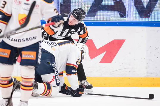 Djurgårdens Andreas Engqvist och domare Daniel Winge