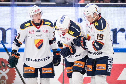 Djurgårdens Andreas Engqvist får hjälp av isen av Patrik