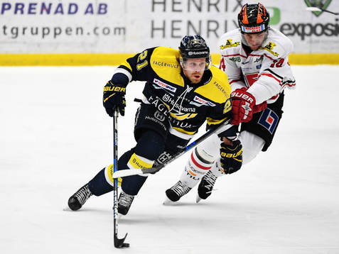 s Mattias Tedenby i kamp om pucken med Örebros Tom Wandell