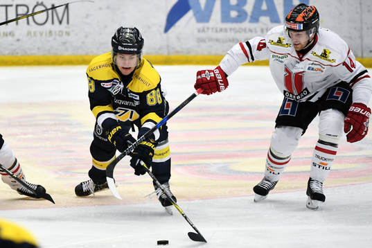 s Pierre Engvall och Örebros Tom Wandell i kamp om pucken