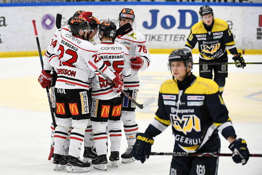 Örebros Daniel Viksten jublar med lagkamrater