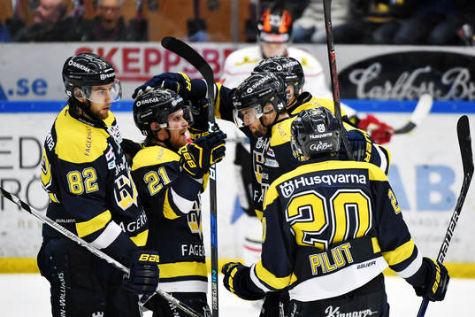 s Stefan Elliott jublar med lagkamrater