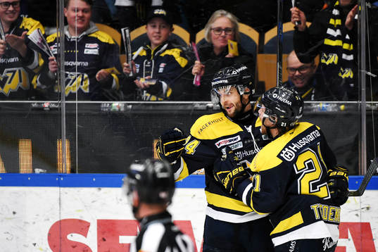s Stefan Elliott jublar med Mattias Tedenby