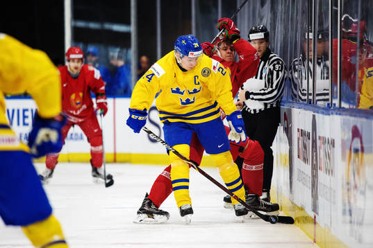 Sveriges Lias Andersson och Belarus Louie Caporusso i kamp