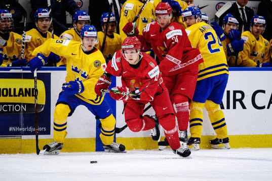 Belarus Ivan Drozdov och Maxim Sushko i kamp om pucken med