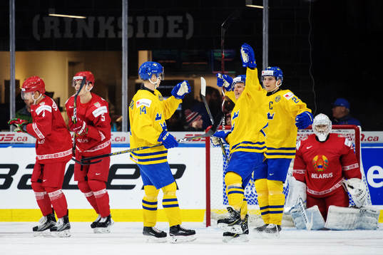 Sveriges Elias Pettersson jublar med Axel Jonsson Fjällby