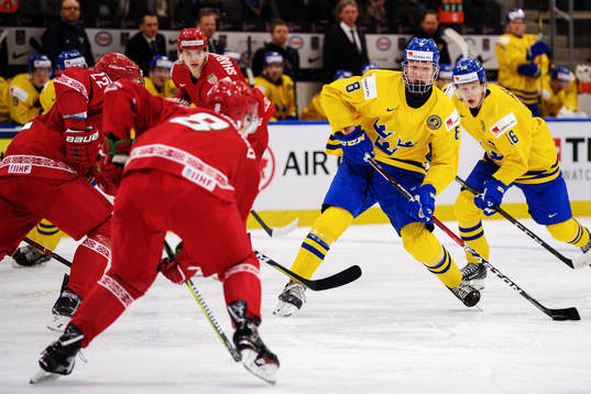 Sveriges Rasmus Dahlin med pucken