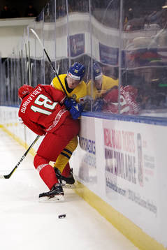 Belarus Dmitri Burovtsev tacklar Sveriges Linus Lindström