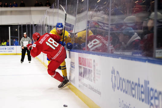 Belarus Dmitri Burovtsev tacklar Sveriges Linus Lindström