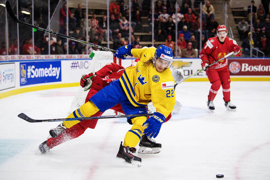 Belarus Ilya Litvinov tacklar Sveriges Axel Jonsson Fjällby