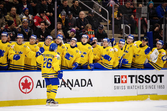 Sveriges Erik Brännström jublar med lagkamrater