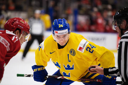 Belarus Yegor Sharangovich och Sveriges Lias Andersson vid