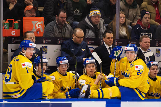 Alexander Nylander och Lias Andersson på avbytarbänken