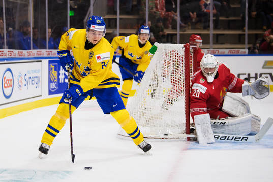 Sveriges Lias Andersson framför Belarus målvakt Andrei