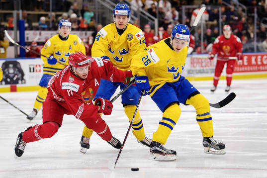 Belarus Yegor Sharangovich och Sveriges Elias Pettersson