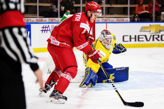 Belarus Alexander Lukashevich med pucken framför Sveriges
