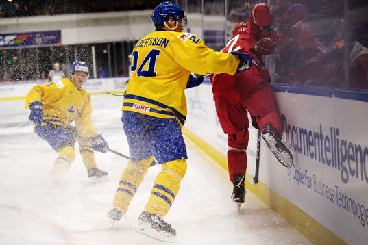 Sveriges Lias Andersson tacklar Belarus Igor Martynov