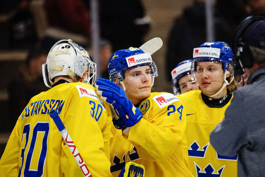 Sveriges målvakt Filip Gustavsson, Lias Andersson och