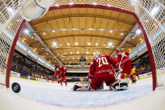 1-2-pucken från Sveriges Erik Brännström går in bakom