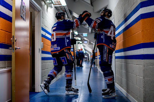Växjös Noah Welch och Daniel Rahimi hälsar på varandra