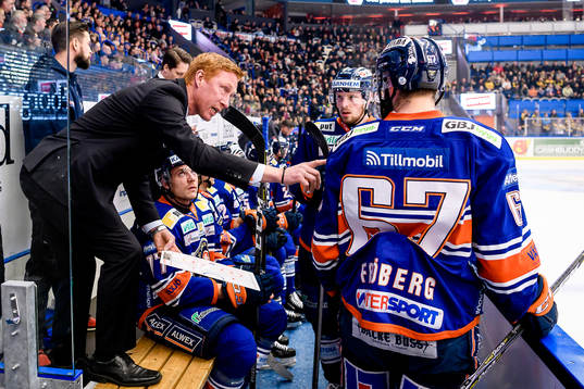 Växjös assisterande tränare Jörgen Jönsson pratar med