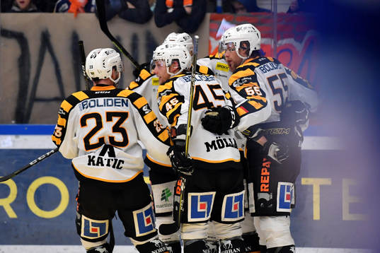 Skellefteås Joakim Lindström jublar med lagkamrater Mark