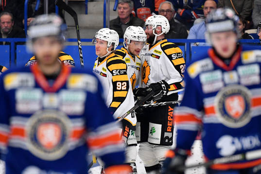 Skellefteås Adam Pettersson gör 1-2-målet och jublar med