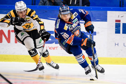 Växjös Adam Brodecki jagas av Skellefteås Filip Berglund