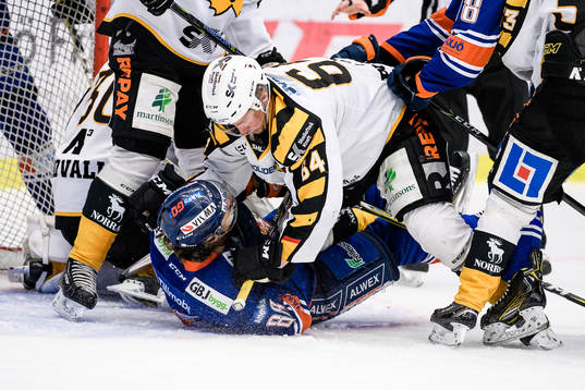 Ruff mellan Växjös Adam Brodecki och Skellefteås