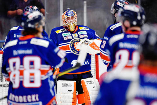 Växjös målvakt Viktor Andrén jublar