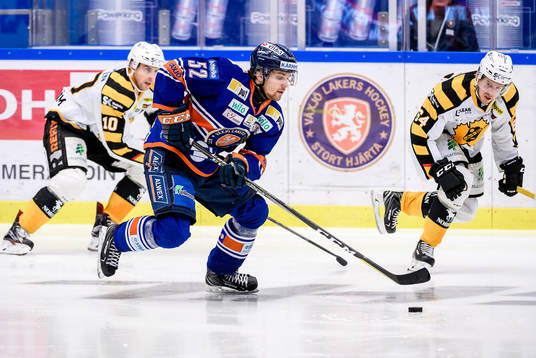 Växjös Arvid Lundberg jagas av Skellefteås Joakim