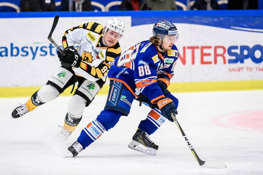Växjös Adam Brodecki jagas av Skellefteås Jesper Olofsson