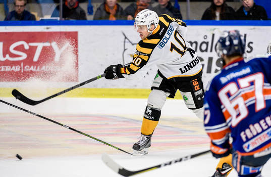 Skellefteås Joakim Lindström skjuter