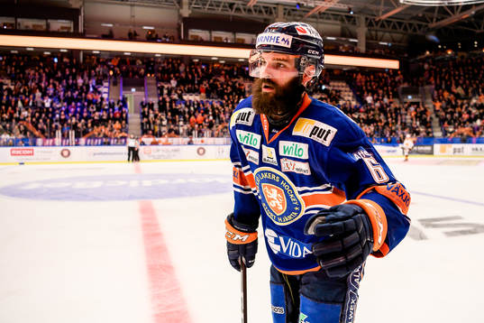 Växjös Linus Fröberg jublar