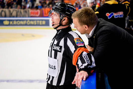 Skellefteås assisterande tränare Bert Robertsson pratar