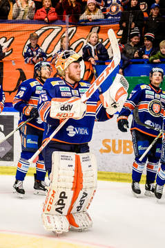 Växjös målvakt Viktor Andrén jublar framför fansen