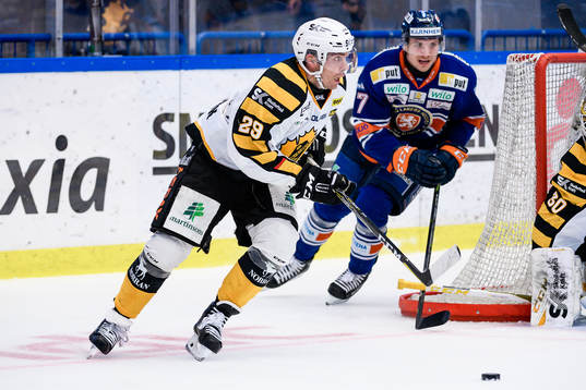 Skellefteås Matt Anderson jagas av Växjös Pontus