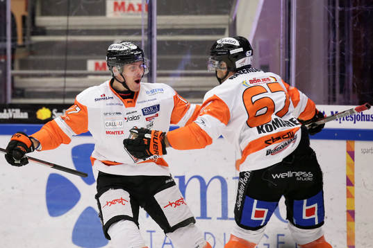 Karlskronas Joel Kellman och Konstantin Komarek jublar