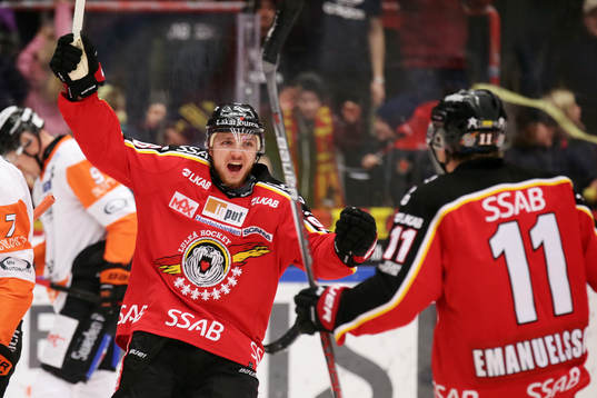 Luleås Robin Kovacs och Petter Emanuelsson jublar