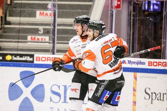 Karlskronas Joel Kellman och Konstantin Komarek jublar