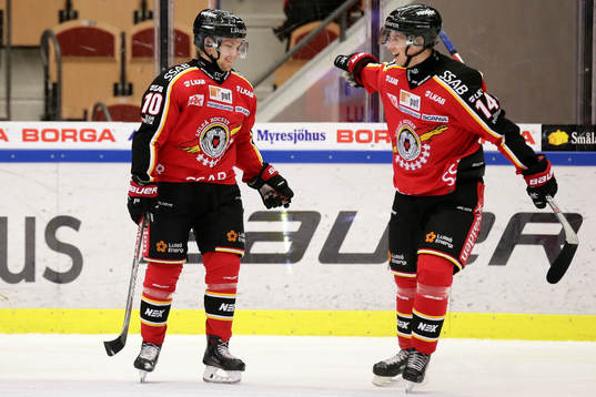 Luleås Einar Emanuelsson jublar med Jonas Berglund