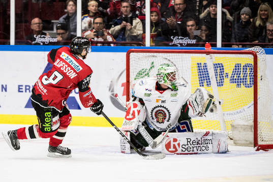 Malmö Redhawks Johan Olofsson gör 2-0 på straff bakom