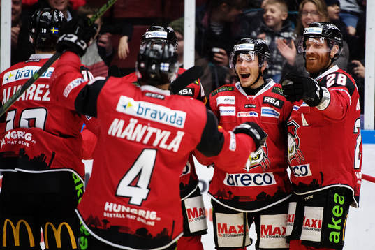 Malmö Redhawks Andy Miele jublar med lagkamrater