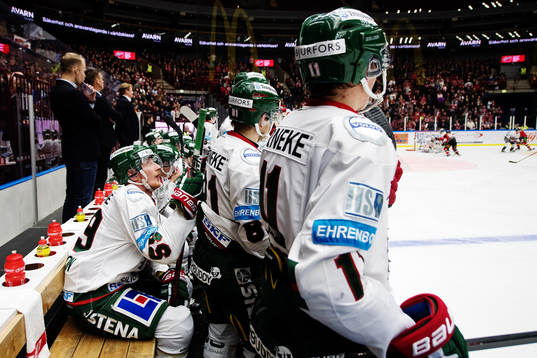 Frölundas Simon Hjalmarsson deppar i båset
